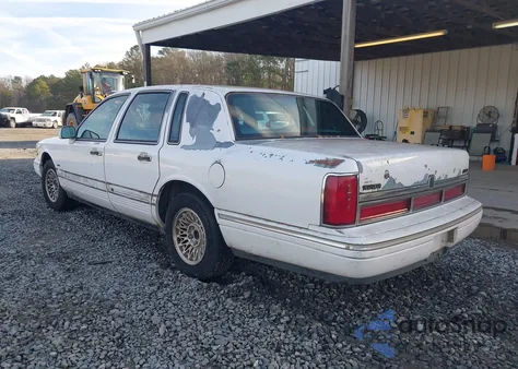 1996 Lincoln Town Car Executive z USA, uszkodzony, nr VIN 1LNLM81W8TY648514